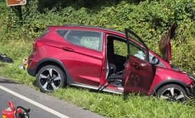 Helmstedt: Auto stößt auf B244 mit Lkw zusammen - Zwei Verletzte