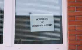 Grüne fordern Verzicht auf AU-Pflicht ab erstem Krankheitstag