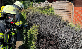 Zwei Heckenbrände nach Abflammarbeiten in Aurich