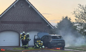 Hochvoltbatterie eines Elektroautos brennt in Aurich-Plaggenburg