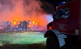 Feuerwehr Osterholz-Scharmbeck bekämpft Brand von 500 Heuballen
