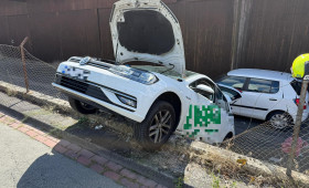 Helmstedt: Auto stürzt Mauer hinab – eine Person verletzt