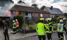 Brome:Küchenbrand breitet sich rasant aus, Feuerwehr stundenlang im Einsatz