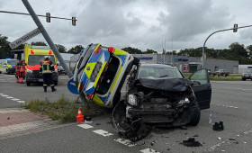 Vier Verletzte nach Zusammenstoß von Streifenwagen und Pkw in Aurich-Schirum