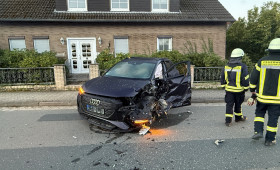 Lehre: Schwerer Unfall am Montagmorgen - Audi stößt mit Trecker zusammen