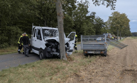 Helmstedt: Pritschenwagen mit Anhänger prallt gegen Baum - Zwei Verletzte