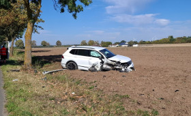 Kreis Helmstedt: Auto kommt von der Straße ab und landet auf Acker