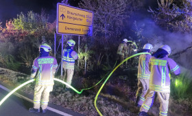 Helmstedt: Flächenbrand an der B1 - Nächtlicher Einsatz für die Feuerwehr