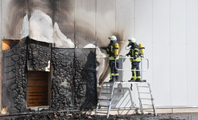 Wesendorf: Feuerwehreinsatz – Containerbrand greift auf Lagerhalle über