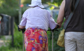 Prien kündigt Familienpflegegeld-Konzept nach Elterngeld-Vorbild an