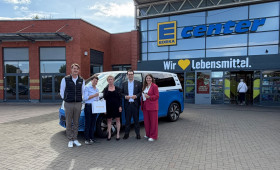 Glückstreffer in Salzgitter: EDEKA-Kundin gewinnt VW ID. Buzz Pro