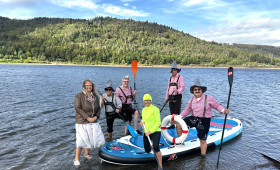 Harz: Paddler in Lederhose und Dirndl auf der Innerstetalsperre