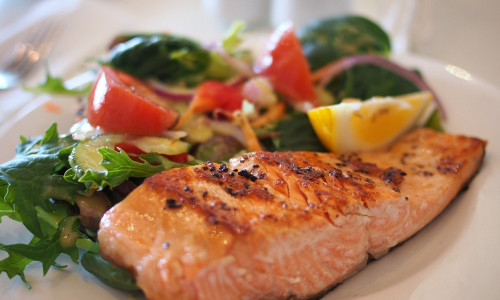 Fisch ist eine gute Alternative zu Fleisch. Ohne Reis, Nudeln oder Kartoffeln, nur mit gedünstetem Gemüse, lecker und gesund. 