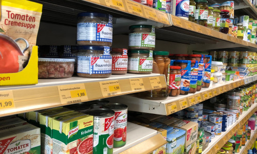 Die Nahrungsmittelpreise sinken, mit dem gesparten Geld gehen Verbraucher häufiger essen. Foto: Marc Angerstein