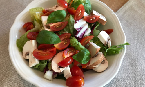 Salat ohne Dressing? Undenkbar! Aber Dressings sind nicht nur lecker, Essig-Öl-Saucen reduzieren auch Keime im Salat. Foto: Marc Angerstein