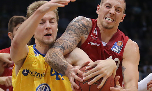 Daniel Theis (rechts), damals im Trikot der Brose Baskets Bamberg, könnte in der kommenden Woche als zweiter Deutscher einen NBA-Titel gewinnen. 