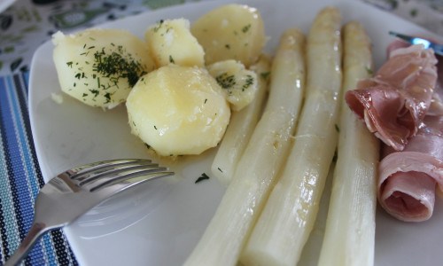 Spargel ist eine Delikatesse   . Wie er richtig zubereitet wird, erklärt regionalKulinarisch.de. Fotos: Pixabay
