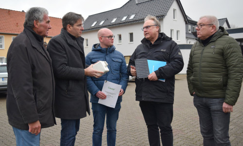 Lars Bornemann (2. von rechts) erklärt, was die Messstation alles kann. Hans-Joachim Michaelis (von links), Dr. Oliver Junk, Projektleiter Jannik Fulst und Oliver Kasties hören interessiert zu.