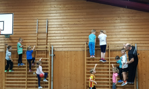 Die Kinder und ihr Betreuer Andreas Glockentöger beim Dienst in der Leinder Sporthalle.

Foto: Feuerwehr Leinde