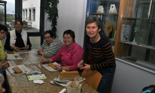 Ute Dräger (rechts) töpfert ehrenamtlich bei der Lebenshilfe mit
Menschen mit Behinderungen. Foto: Lebenshilfe
