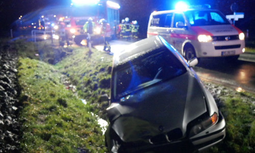 Den BMW hat es bei dem Unfall in den Graben geschleudert. Fotos: Alexander Panknin