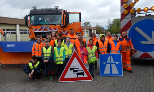 Die Kinder beim Besuch der Autobahnmeisterei Braunschweig-Rüningen. Foto: Niedersächsische Landesbehörde für Straßenbau und Verkehr 