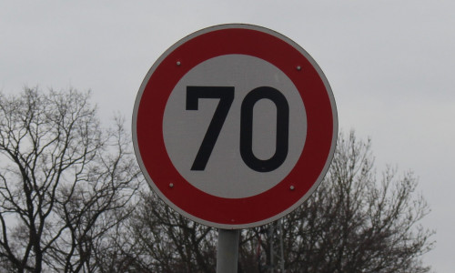Tempo 70 soll den Abschnitt der B 248 entschärfen. Symbolbild/Foto: Eva Sorembik