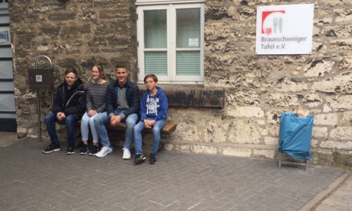 Die Schüler der AG vor der Tafel.

Foto: Christopherusschule Braunschweig