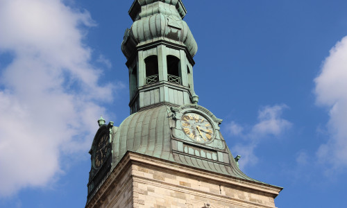 Die Zeiger an der Westseite der Hauptkirche sind wieder da. Foto: Max Förster