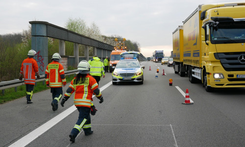 Feuerwehr Braunschweig und Hondelage sichern zusammen mit der Polizei die Unfallstelle. Fotos: Alexander Panknin 