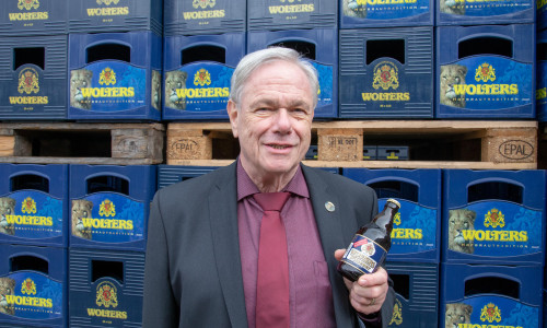 Peter Lehna, Geschäftsführer der Wolters Brauerei, präsentiert eine der 3 Millionen Flaschen, die auf den walk4help hinweisen. Foto: Volksbank BraWo