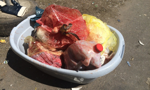 In Seesen wurden Behälter mit Blut in einigen gelben Säcke gefunden. Die Polizei untersucht nun, wer das menschliche Blut illegal entsorgt hat. Foto: Lienkamp/Landkreis Goslar 