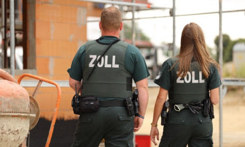 Zöllner kontrollierten Schwarzarbeiter auf einer Wolfsburger Baustelle. Symbolbild: ZOLL