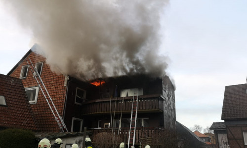 Noch vor Anbruch des nächsten Morgens nach dem verheerenden Hausbrand in Oker regt sich in Goslar Hilfsbereitschaft. Foto: aktuell24(KR)