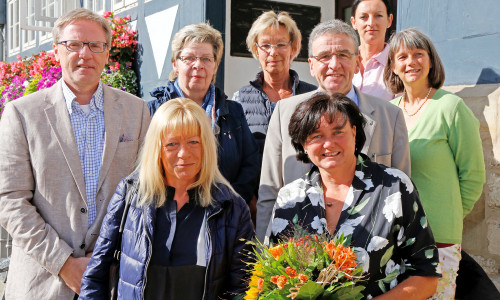Vertreter der Stadt überreichen Blumen an die Jubilarin. Foto: Stadt Wolfenbüttel