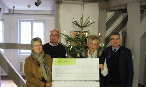 Thomas Pink und Helmut Oppermann übergaben 3.000 Euro an den Hospizverein. Foto: Bernd Dukiewitz