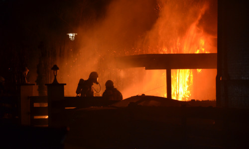 Die Funken des Brandes drohen auf das Wohnhaus überzuspringen. Foto: Freiwillige Feuerwehr Oker