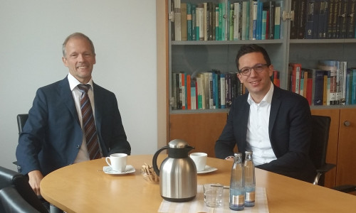 Prof. Dr. Jörg Overmann (links) im Gespräch mit MdB Falko Mohrs (rechts). Foto: DSMZ