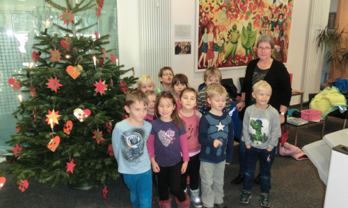 Die Kinder der Kita  Hummelburg schmückten den Tannenbaum in der Braunschweigischen Landessparkasse. Foto: Privat