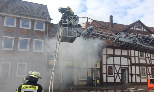 Die Feuerwehr bekämpft den Brand in einem Fachwerkhaus im Rosenhagen. Fotos: aktuell24(BM)