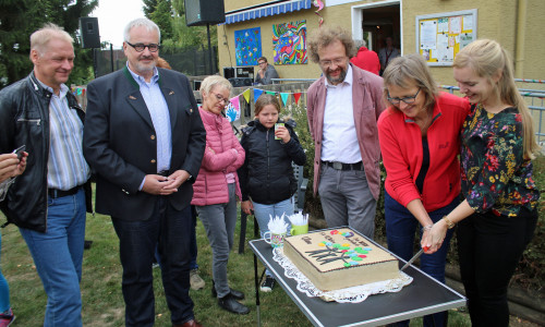 Susanne Pensler (von rechts) und Barbara Gabriel schnitten die leckere Geburtstagstorte an. Foto: Ulme