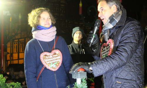 Oberbürgermeister Ulrich Markurth drückt den "Roten Knopf" und der Weihnachtsmarkt erstrahlt im Lichterglanz. Fotos und Video: Alexander Dontscheff