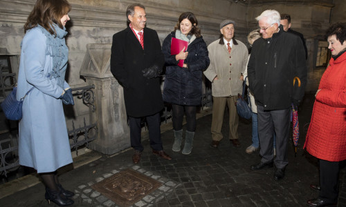 Ulrich Markurth und Evgenia Lodvigova (links), die stellvertretende Bürgermeisterin von Kasan, bei der Enthüllung der Bronzeplatte. Foto: Stadt Braunschweig / Daniela Nielsen