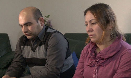 Die Eltern des kleinen Diyar sprechen zuhause von den tragischen letzten Momenten mit ihrem Sohn. Video: aktuell24(BM); Alexander Panknin