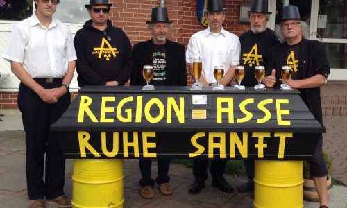 Die Vahlberger – Asse – Aktivisten tragen symbolisch die Region zu Grabe. Foto: Privat