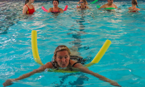 Mit einer Schwimmhilfe lernen die Erwachsenen die sorgfältigen Schwimmbewegungen. Fotos: DLRG