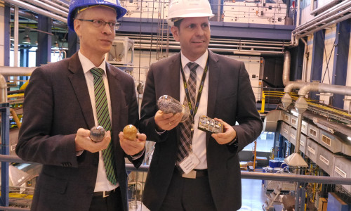 Wirtschaftsminister Olaf Lies mit dem Michael Fooken von H.C. Starck mit seltenen Metallen. Foto: Nds. Ministerium für Wirtschaft, Arbeit und Verkehr