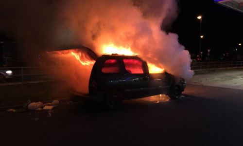 Beim Eintreffen der Feuerwehr stand der Wagen vollständig in Flammen. Fotos: Alexander Weis/ Feuerwehr Helmstedt