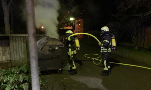 In der Gerbergasse brannte ein 1.000 Liter Müllbehälter. Fotos: Feuerwehr Helmstedt