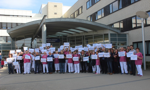 Viele Mitarbeiter des Klinikums versammelten sich am Donnerstag um zu signalisieren, dass sie hinter der Rats-Resolution stehen. Foto/Video: Anke Donner 